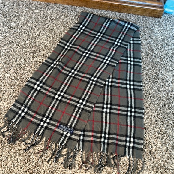 Burberry Gray , Black, and Red Checkered Scarf - Vintage Burberrys. - lambs wool - Picture 1 of 14